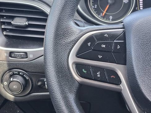 Used 2019 Jeep Cherokee Latitude w/ Popular Appearance Group FWD image 25