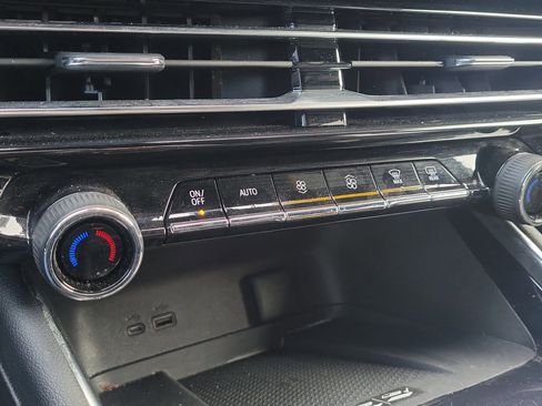 Used 2024 Chevrolet Traverse LT image 30