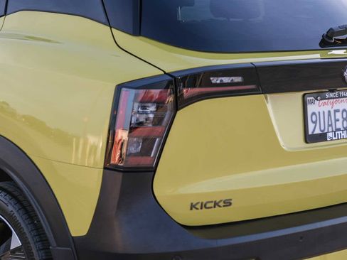 Used 2025 Nissan Kicks SR FWD image 7
