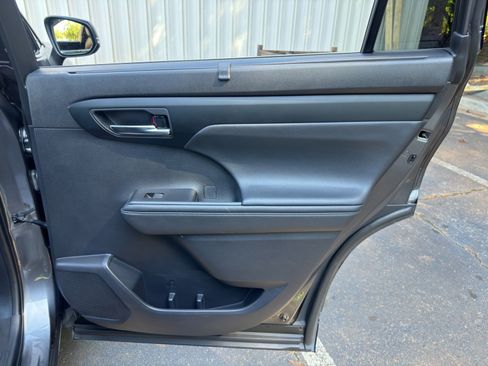Used 2021 Toyota Highlander XLE FWD image 41