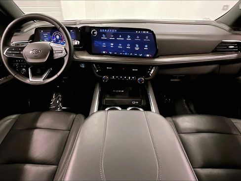 Used 2025 Chevrolet Suburban Z71 AWD/4WD image 17