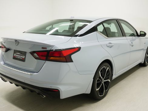 Used 2023 Nissan Altima 2.5 SR w/ SR Premium Package FWD image 4