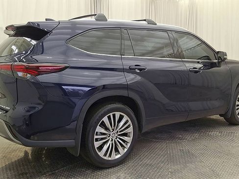 Used 2024 Toyota Highlander Platinum image 3