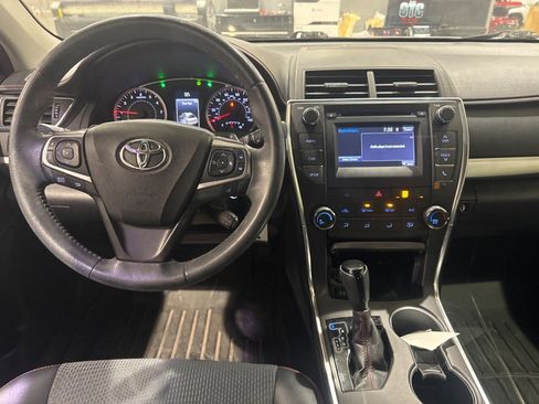 Used 2017 Toyota Camry SE image 5