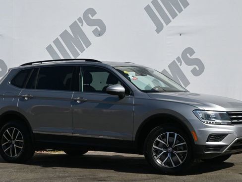 Used 2020 Volkswagen Tiguan SE w/ Panoramic Sunroof Package image 3