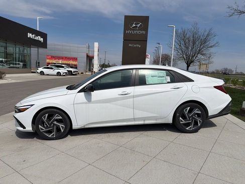 New 2025 Hyundai Elantra SEL FWD image 2