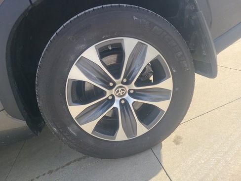 Used 2024 Toyota Highlander XLE image 11