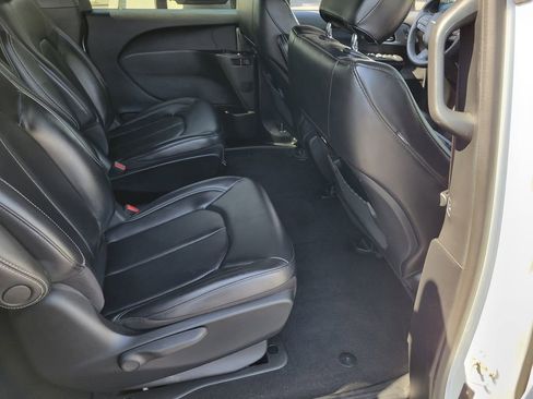 Used 2023 Chrysler Pacifica Touring-L w/ S Appearance Package FWD image 21