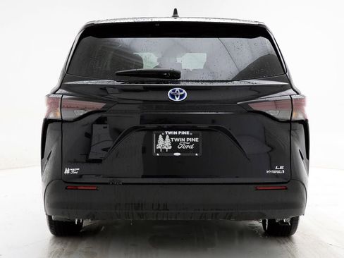 Used 2024 Toyota Sienna LE image 8