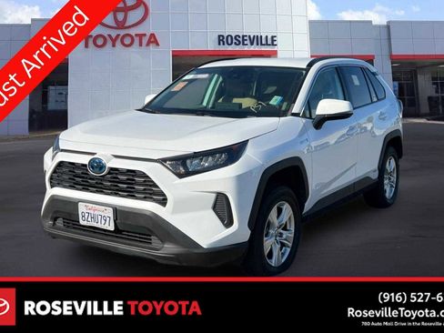 Used 2021 Toyota RAV4 LE AWD/4WD image 1