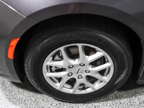 Used 2023 Chrysler Pacifica Touring-L image 11