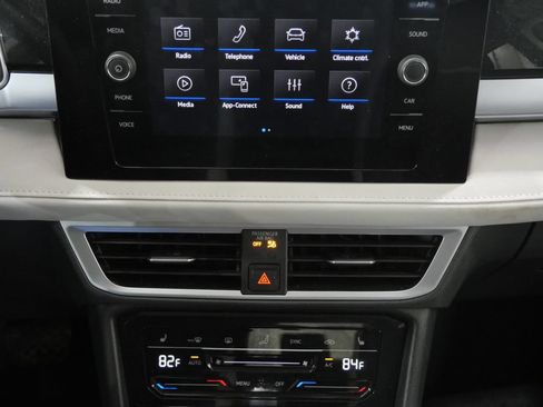 Used 2025 Volkswagen Taos SE FWD image 20
