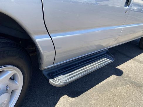 Used 2009 Ford E-350 and Econoline 350 XLT image 11