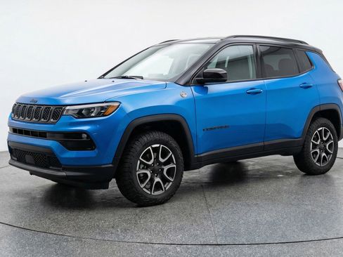 Used 2025 Jeep Compass Trailhawk image 3