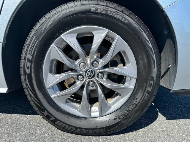 Used 2022 Toyota Sienna XLE AWD/4WD image 36