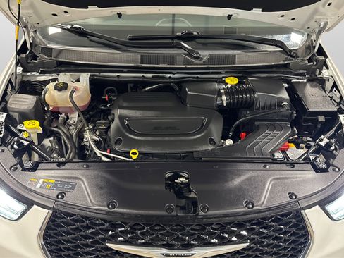 Used 2024 Chrysler Pacifica Touring-L FWD image 11