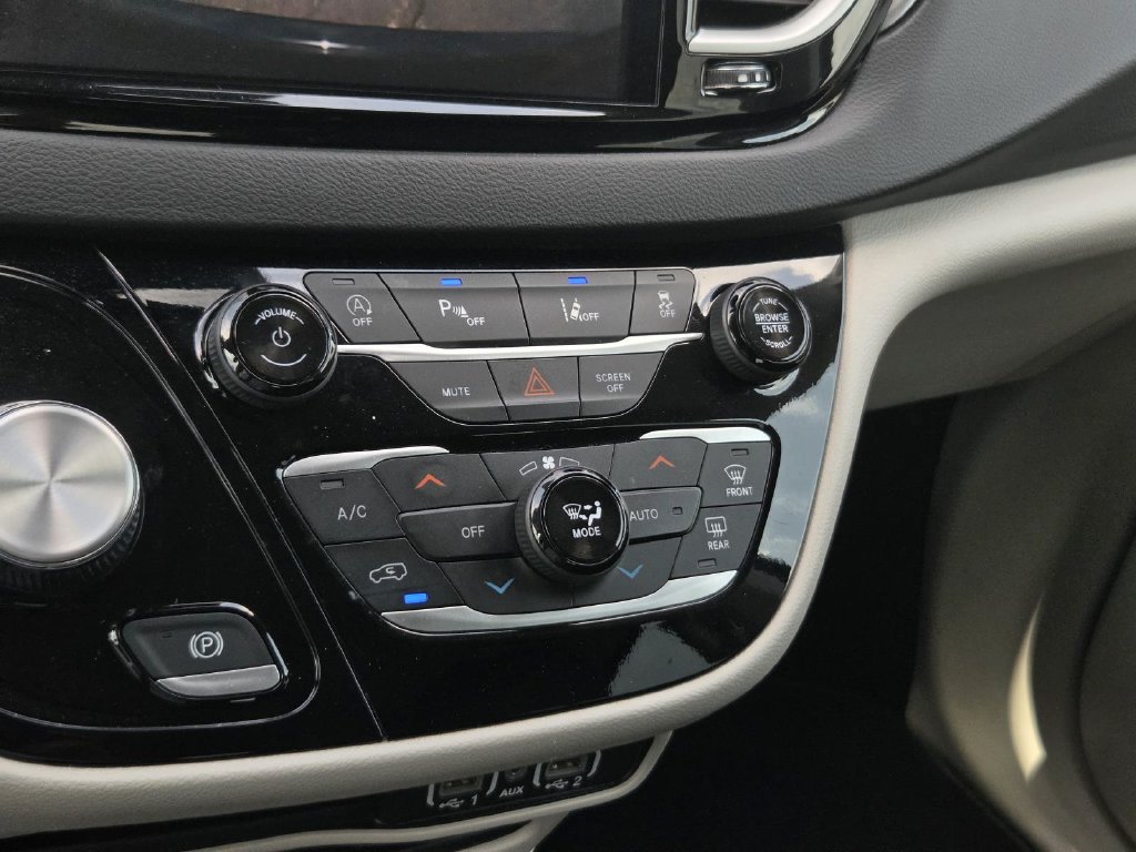 Used 2024 Chrysler Pacifica Touring-L FWD image 22