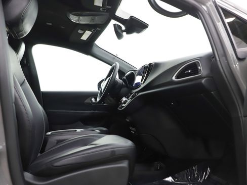 Used 2025 Chrysler Pacifica Select image 11