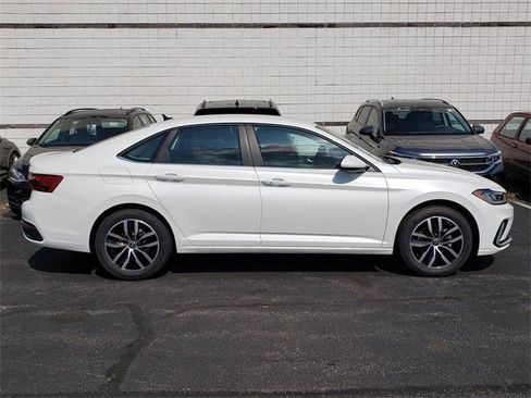 New 2025 Volkswagen Jetta SE image 2