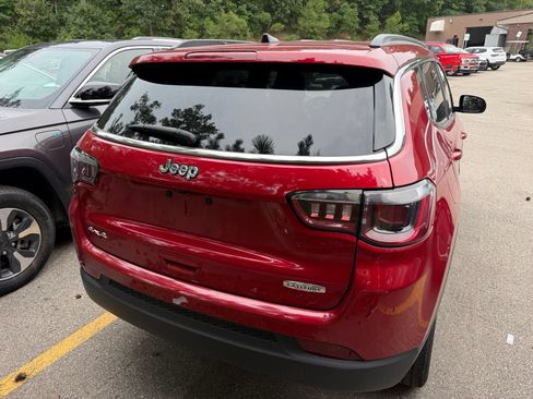 Used 2025 Jeep Compass Latitude AWD/4WD image 3