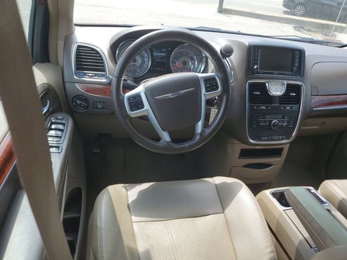 Used 2012 Chrysler Town & Country Touring w/ Entertainment Group #1 FWD image 9