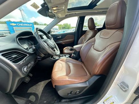 Used 2019 Jeep Cherokee Overland w/ Technology Group AWD/4WD image 22