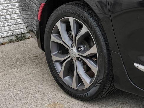 Used 2018 Chrysler Pacifica Limited image 73