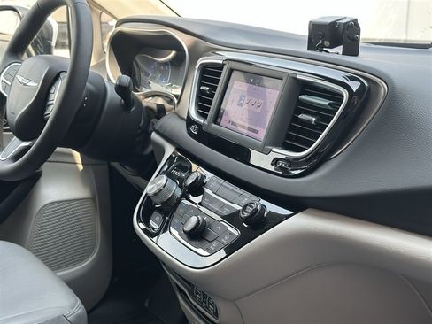 Used 2022 Chrysler Voyager LX FWD image 7