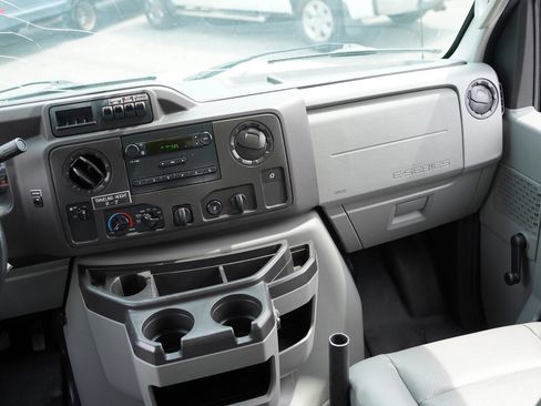 Used 2018 Ford E-450 and Econoline 450 Super Duty RWD image 29