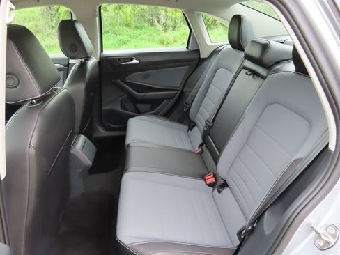 Used 2025 Volkswagen Jetta SE FWD image 28