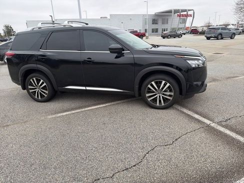 Used 2025 Nissan Pathfinder Platinum image 3