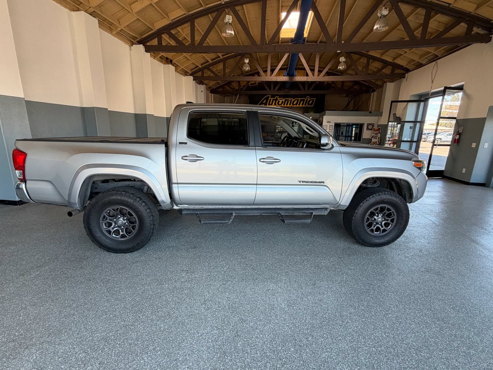 Used 2017 Toyota Tacoma SR5 w/ Tow Package RWD image 8
