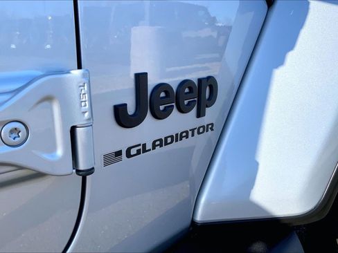 Certified 2023 Jeep Gladiator Willys image 9