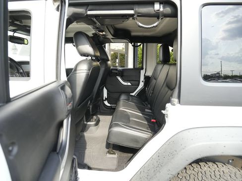 Used 2015 Jeep Wrangler Unlimited Rubicon w/ Connectivity Group AWD/4WD image 23
