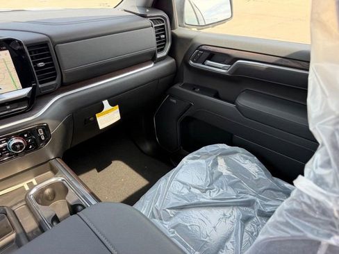 New 2026 GMC Sierra 1500 SLT image 17