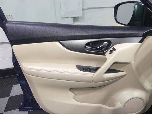 Used 2016 Nissan Rogue SV w/ SV Premium Package image 17