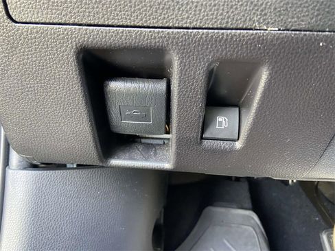 Used 2022 Toyota Highlander L image 29