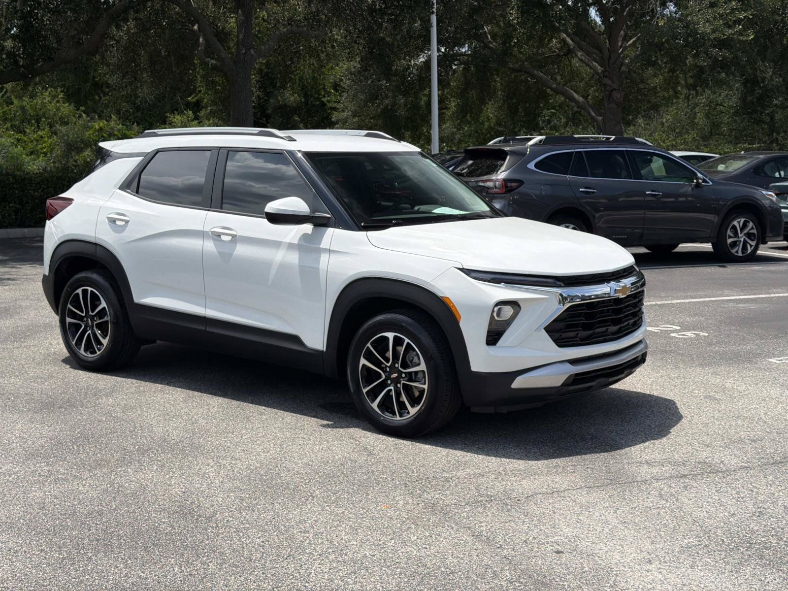 Used 2024 Chevrolet TrailBlazer LT w/ Driver Confidence Package FWD image 2