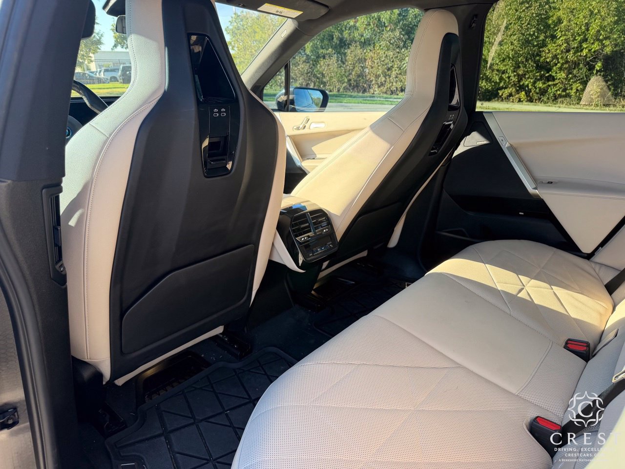 Used 2022 BMW iX xDrive50 w/ Premium Package AWD/4WD image 17