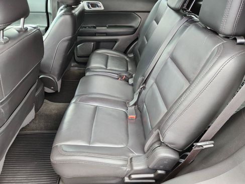 Used 2014 Ford Explorer XLT w/ Equipment Group 202A AWD/4WD image 11