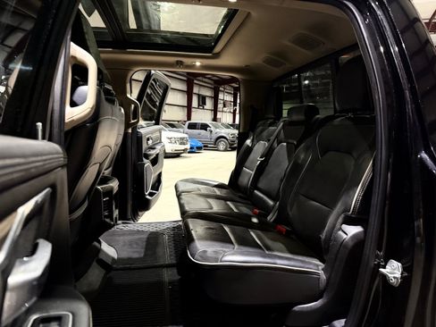 Used 2019 RAM 1500 Laramie AWD/4WD image 18