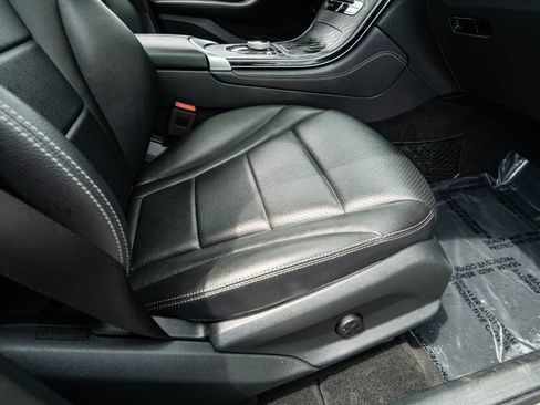 Used 2019 Mercedes-Benz GLC 300 4MATIC w/ Premium Package image 12