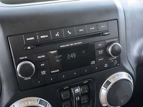 Used 2015 Jeep Wrangler Unlimited Sahara w/ Connectivity Group AWD/4WD image 19