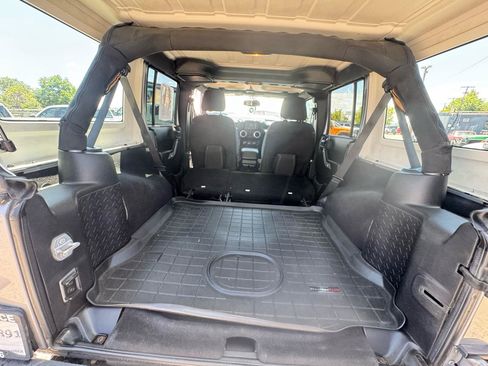 Used 2015 Jeep Wrangler Unlimited Rubicon w/ Connectivity Group AWD/4WD image 17