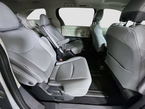 Certified 2024 Toyota Sienna XLE FWD image 30