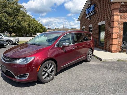 Used 2017 Chrysler Pacifica Limited FWD image 2