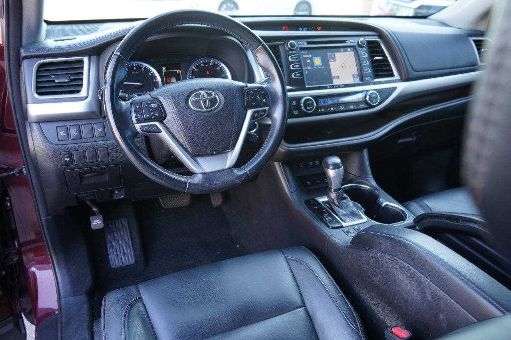 Used 2018 Toyota Highlander XLE AWD/4WD image 28