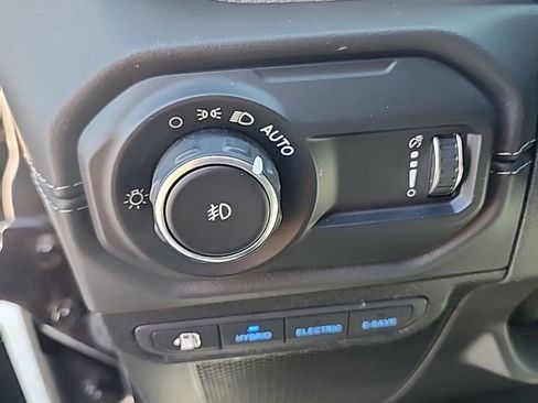 Used 2025 Jeep Wrangler Sahara image 12