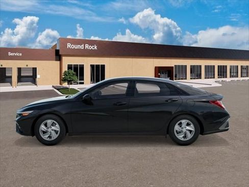 New 2026 Hyundai Elantra SE image 3