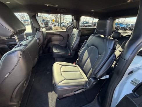Certified 2025 Chrysler Pacifica Select image 18